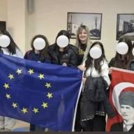 Προκλητική φωτογράφιση με την σημαία του Μουσταφά Κεμάλ στο Δημαρχείο Ελασσόνας