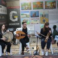 Μουσική συναυλία στην πλατεία Αριστοτέλους στο ενημερωτικό περίπτερο της νεολαίας της ΠΟΕ για τη Γενοκτονία των Ελλήνων του Πόντου